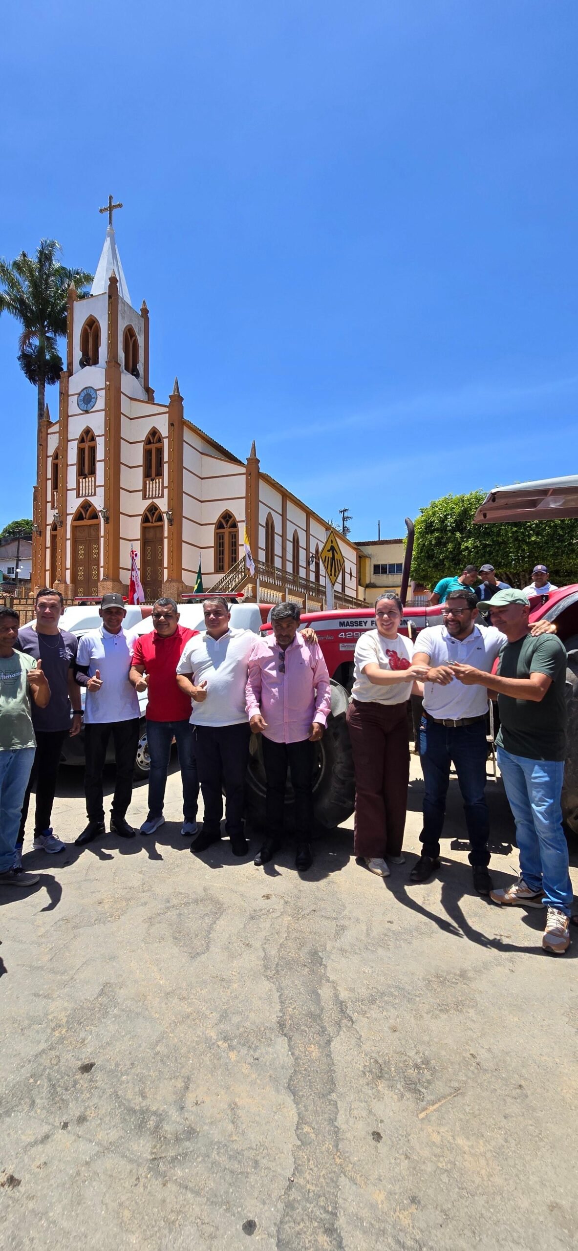 Rainha Isabel recebe ambulância e patrulha mecanizada em grande entrega da Prefeitura de Bom Conselho