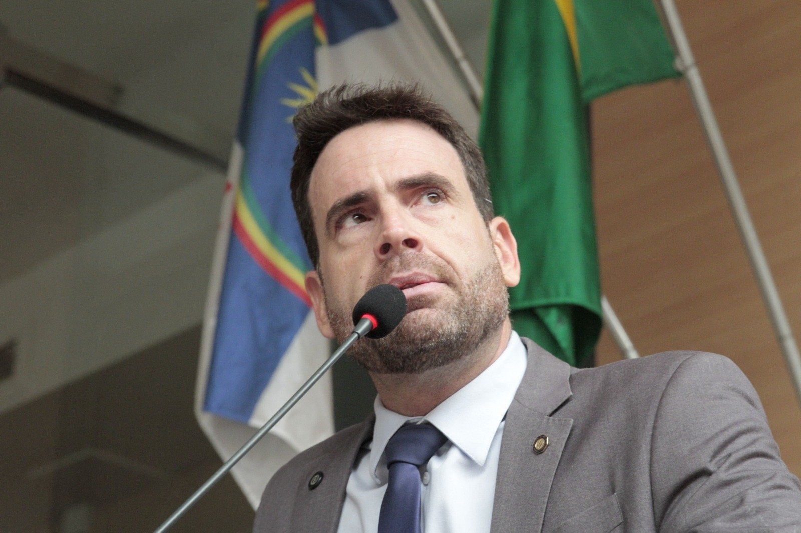 EDUARDO MOURA CRITICA INTERFERÊNCIA DO EXECUTIVO NA VOTAÇÃO DA LOA. DURANTE LIVE, VEREADOR RECEBE APOIO DO GOVERNADOR DE MINAS, ROMEU ZEMA