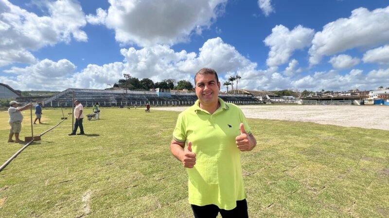 Prefeito Eder Waltter inicia o plantio do novo gramado do Estádio Municipal Jacozão