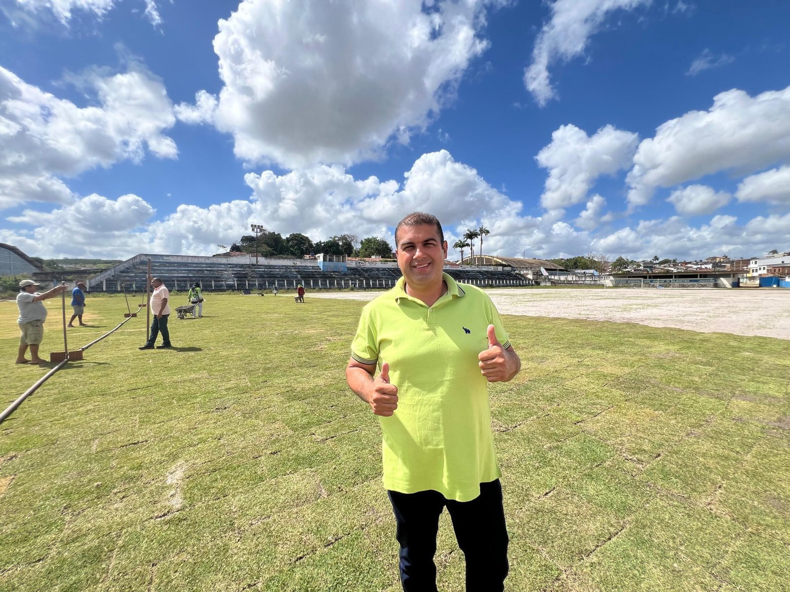 Prefeito Eder Waltter inicia o plantio do novo gramado do Estádio Municipal Jacozão