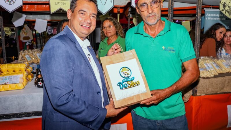 Prefeito de Juazeiro prestigia abertura da Feira Territorial de Economia Solidária e destaca valorização dos empreendedores do Sertão do São Francisco