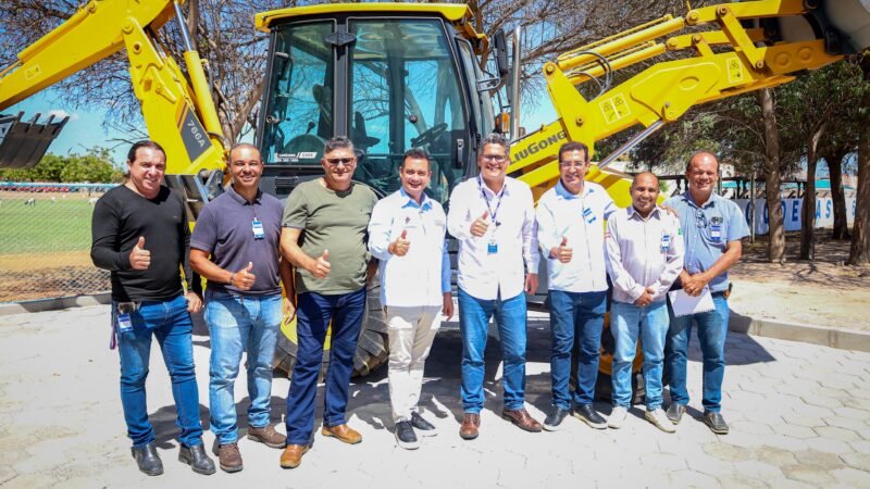Prefeito Andrei, e superintendente da Codevasf entregam retroescavadeira para produtores do Distrito de Irrigação do Salitre