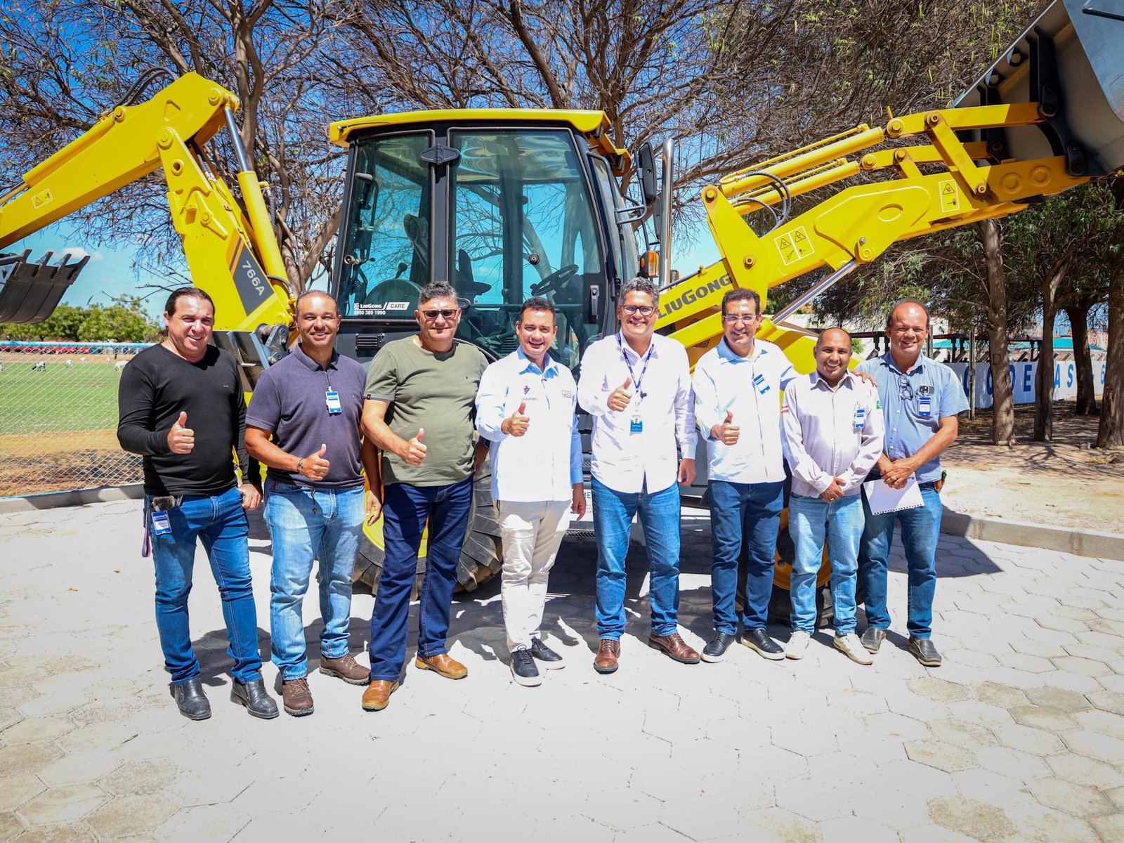 Prefeito Andrei, e superintendente da Codevasf entregam retroescavadeira para produtores do Distrito de Irrigação do Salitre