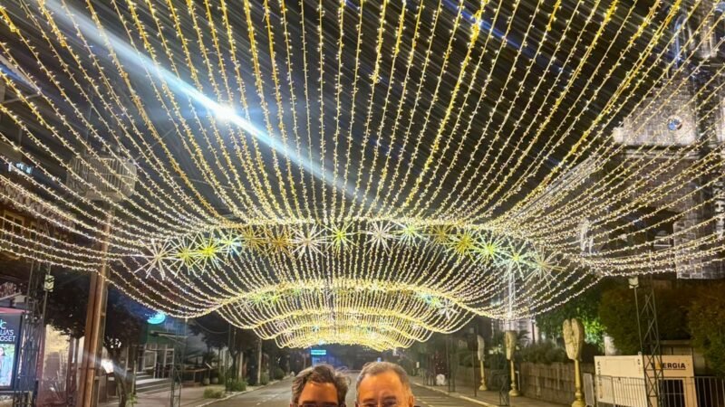Prefeito Zeca Cavalcanti e vice Siqueirinha visitam o Natal Luz de Gramado, referência nacional que inspira o projeto Encantos do Sertão