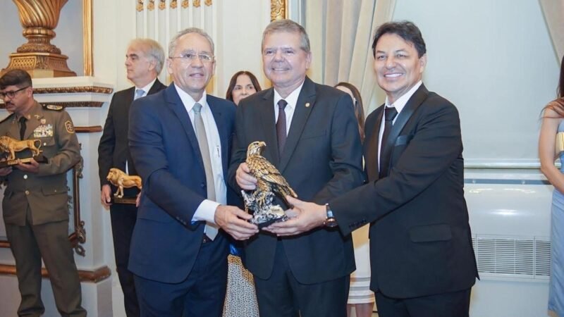 Ricardo Paes Barreto é homenageado com o Troféu Leão Dourado e o Troféu Águia Dourada pelo trabalho à frente do TJPE