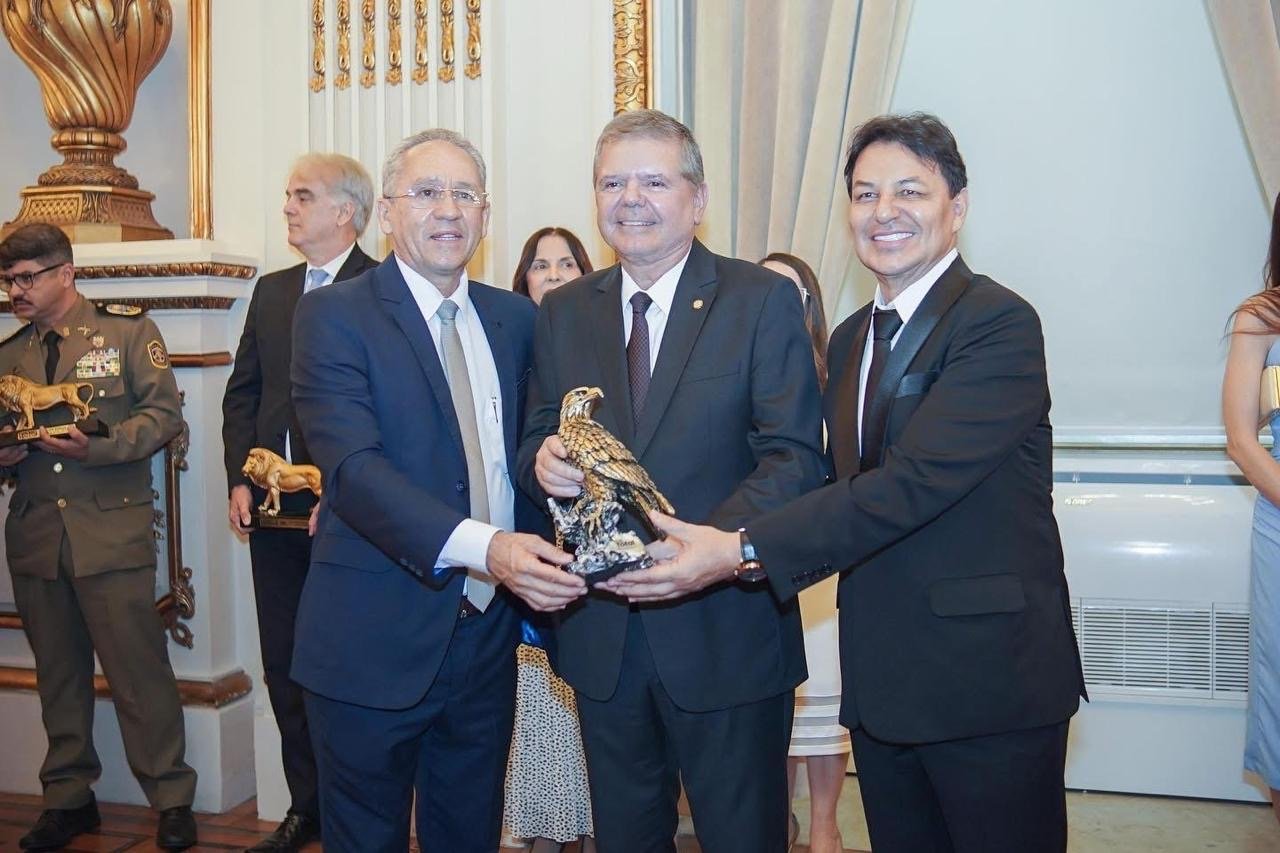 Ricardo Paes Barreto é homenageado com o Troféu Leão Dourado e o Troféu Águia Dourada pelo trabalho à frente do TJPE