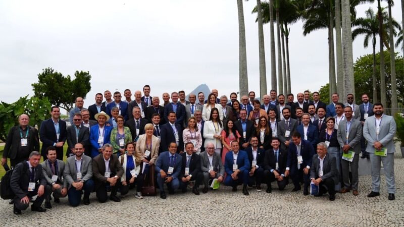 Andrei Gonçalves e mais de 100 prefeitos e prefeitas entregam carta que será encaminhada a líderes mundiais durante a COP30, no Pará