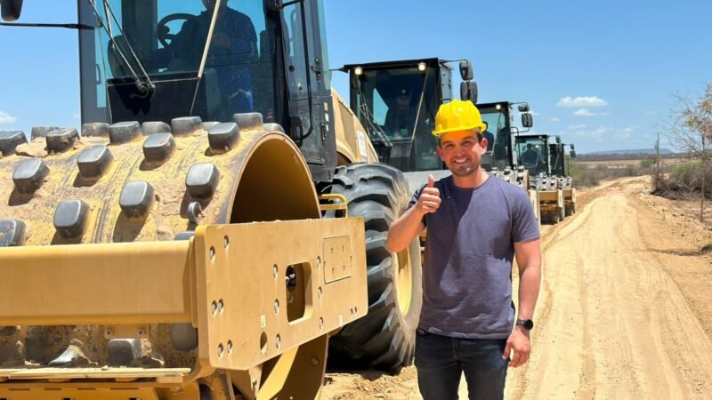 Victor Coelho vistoria obra da PE-630 na Barra de São Pedro