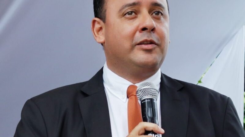 PROCURADOR ADJUNTO DE ARCOVERDE PEDRO MELCHIOR RECEBE O TROFÉU LEÃO DOURADO POR DESTAQUE NA DEFESA DO MUNICIPALISMO.