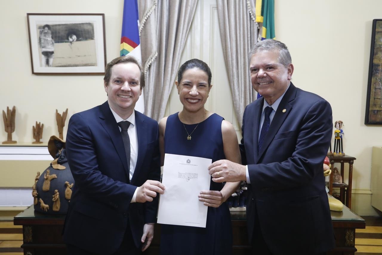 Governadora Raquel Lyra anuncia Carlos Gil Rodrigues Filho como novo desembargador do TJPE