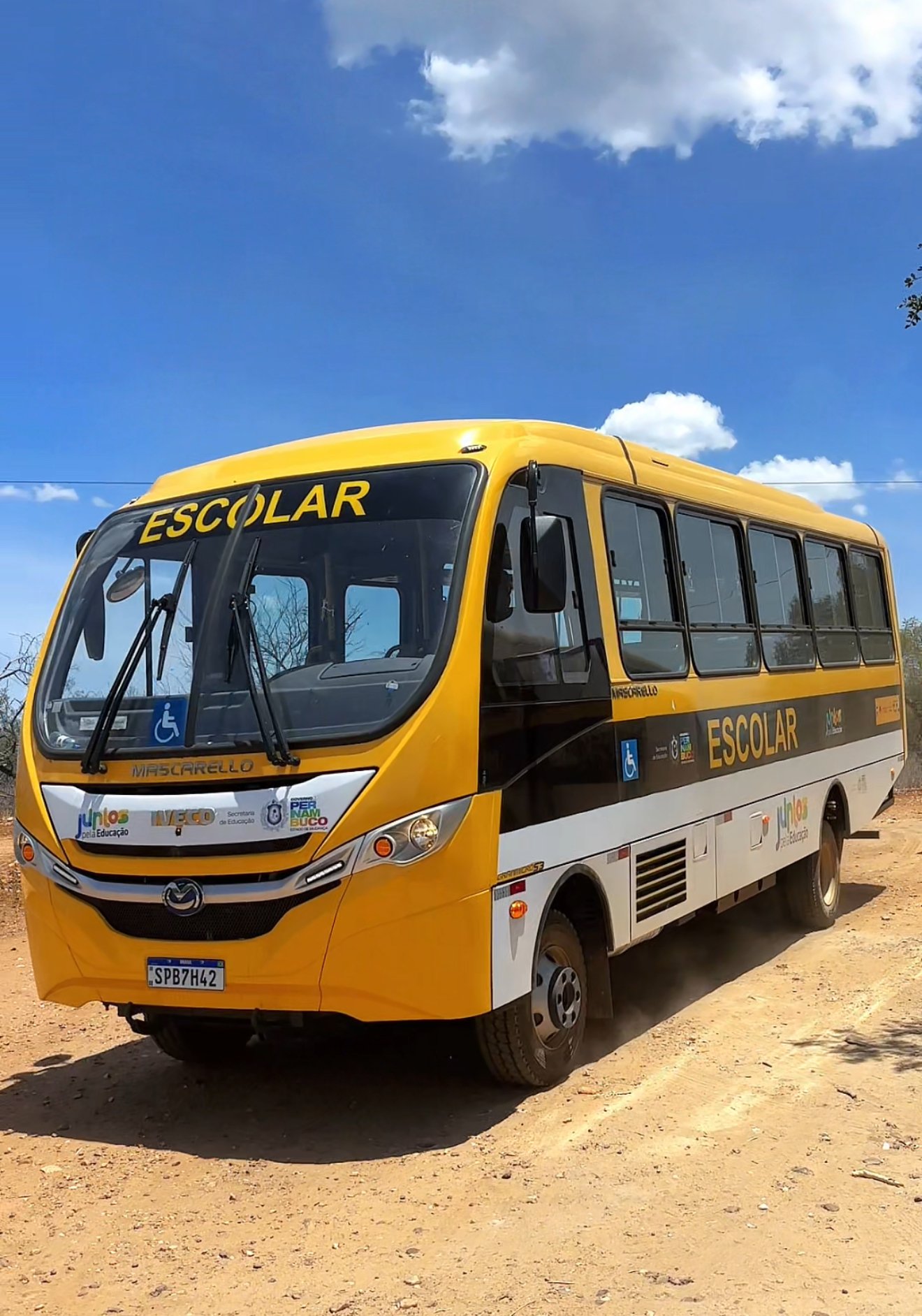 Prefeito Ismael Lira garante ônibus novo para os estudantes da comunidade da Casa Nova em Orocó