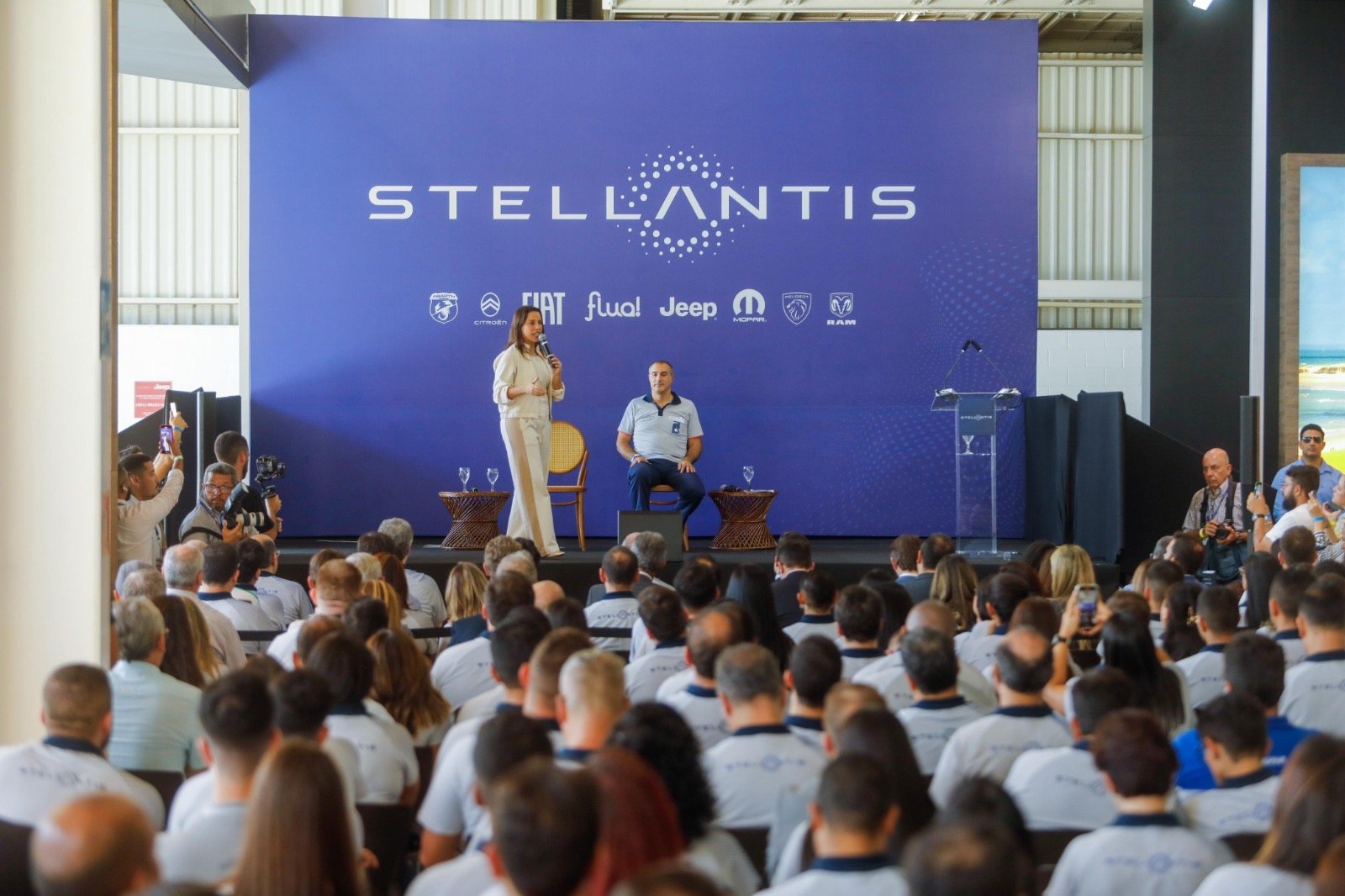 Governadora Raquel Lyra celebra anúncio da Stellantis de produção de carro elétrico da Leapmotor em Goiana, a primeira fora da China, após intensa articulação do Estado