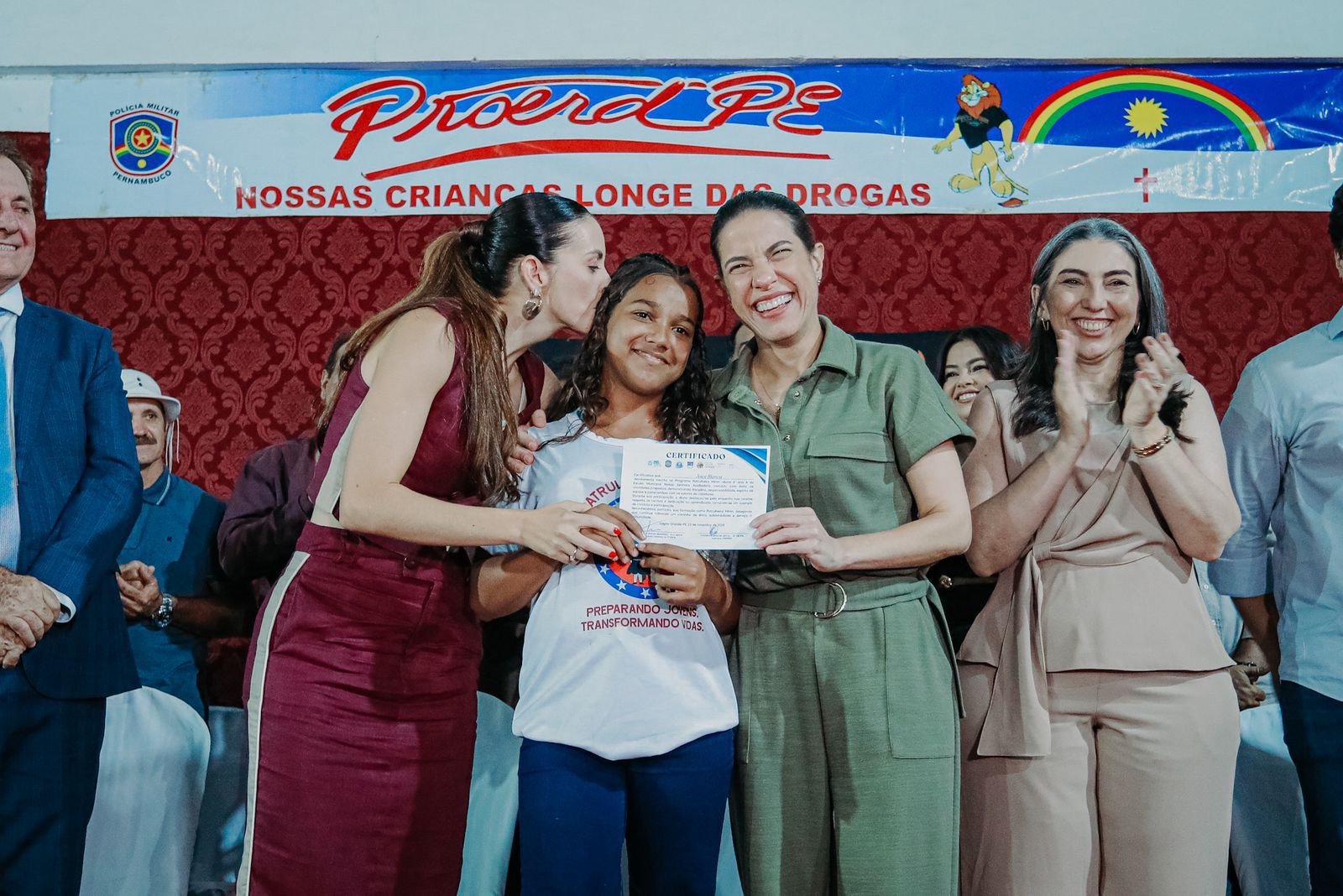 Em Lagoa Grande, governadora Raquel Lyra celebra formatura de mais de mil crianças e reforça compromisso com a segurança do Estado