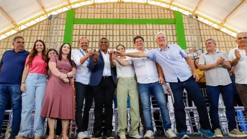 No Sertão do São Francisco, governadora Raquel Lyra entrega títulos de propriedade em Afrânio e anuncia inauguração antecipada do Pátio de Feira de Dormentes