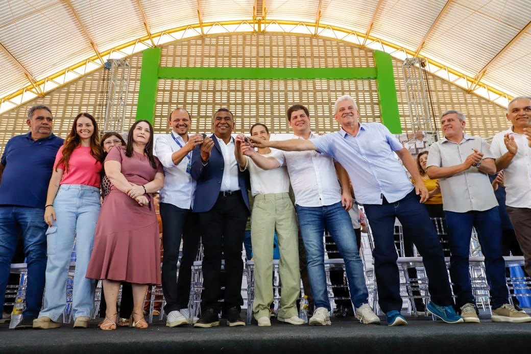 No Sertão do São Francisco, governadora Raquel Lyra entrega títulos de propriedade em Afrânio e anuncia inauguração antecipada do Pátio de Feira de Dormentes