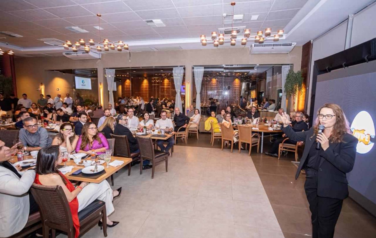 Débora Almeida é destaque no Jantar do Galo Pernambucano e recebe prêmio pela atuação no setor