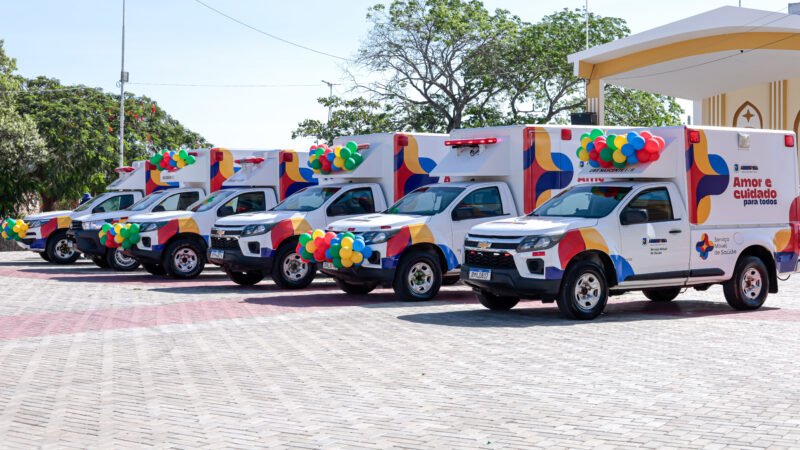 Prefeito Evilásio Mateus entrega 6 ambulâncias para reforçar o atendimento de saúde em Araripina