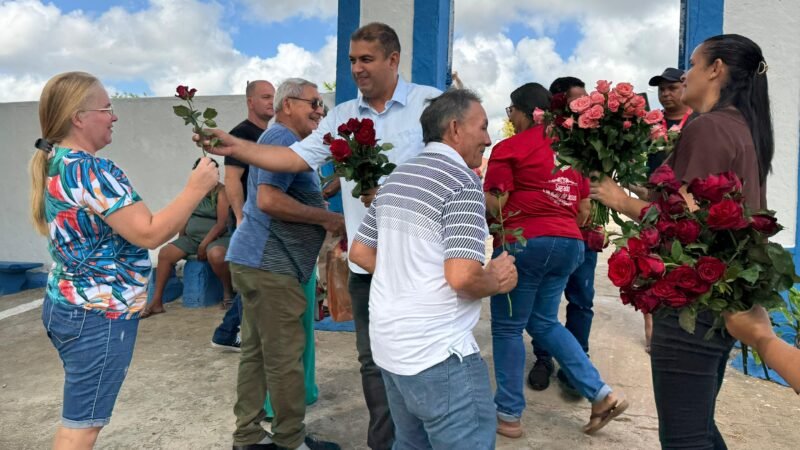 Prefeito Eder Waltter realiza distribuição de flores no Dia de Finados em Vicência