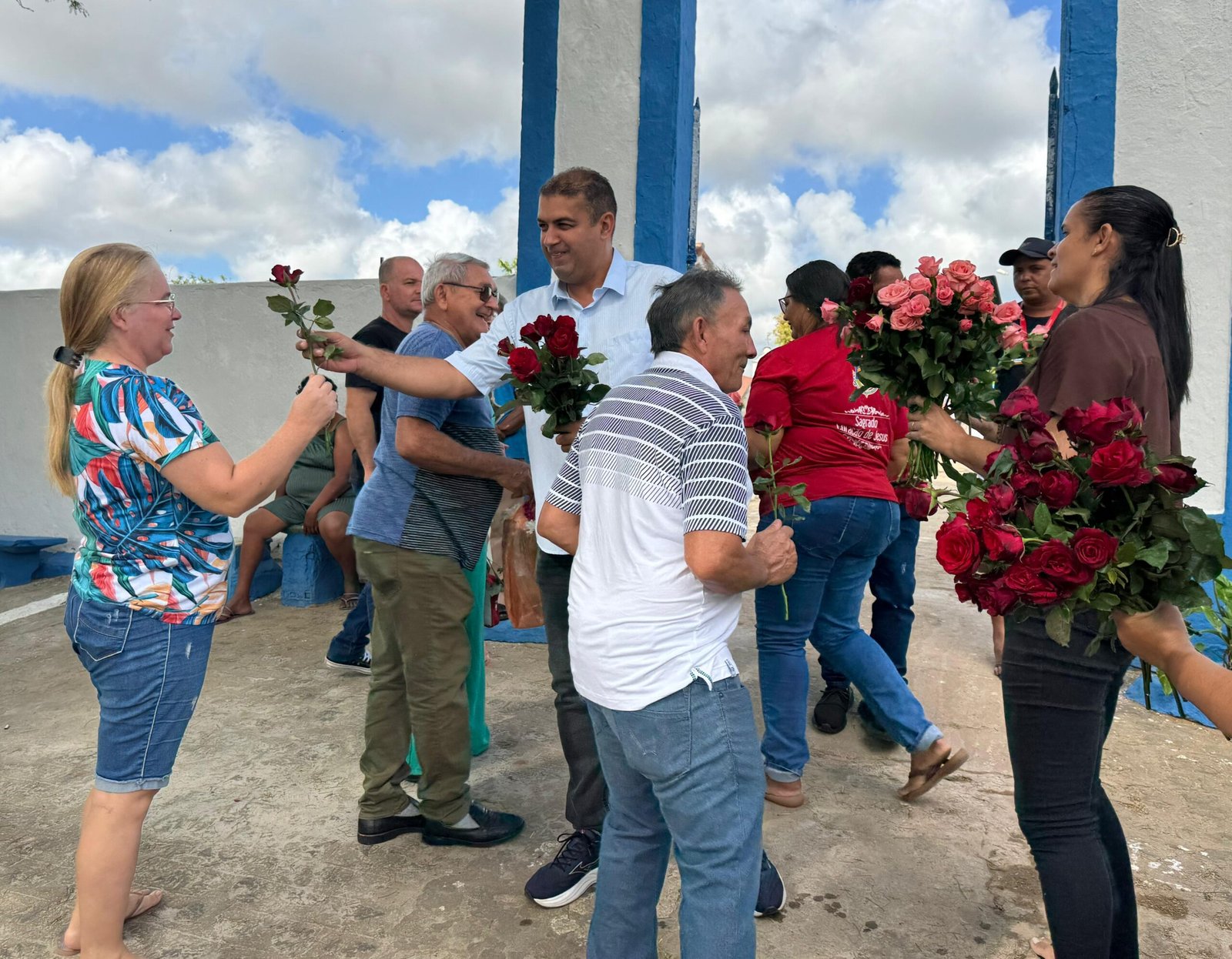 Prefeito Eder Waltter realiza distribuição de flores no Dia de Finados em Vicência