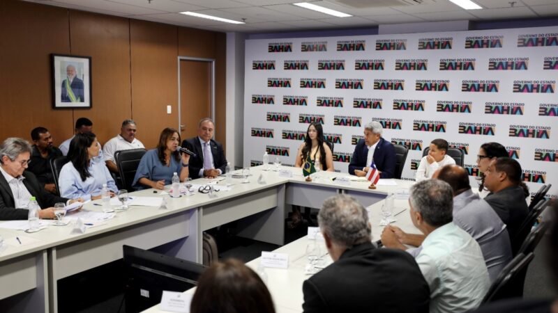 Em reunião com a prefeita, governador discute ações para Conceição do Almeida e entrega equipamentos e veículos para a saúde local