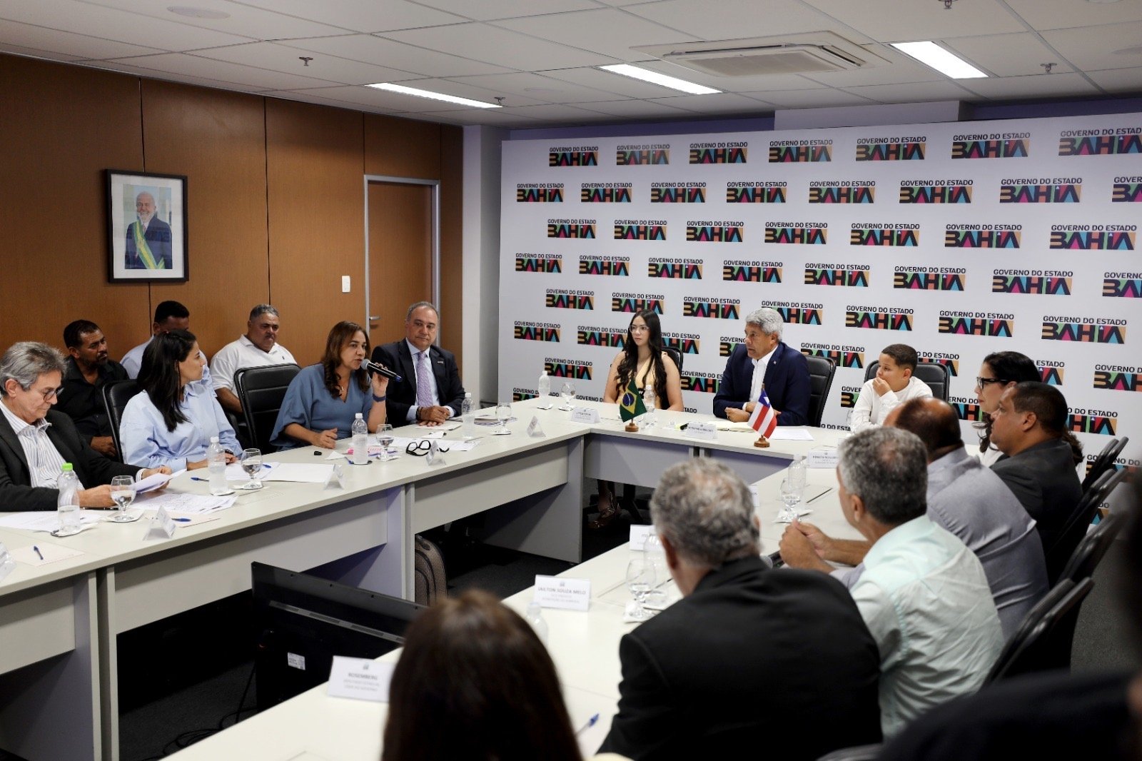 Em reunião com a prefeita, governador discute ações para Conceição do Almeida e entrega equipamentos e veículos para a saúde local