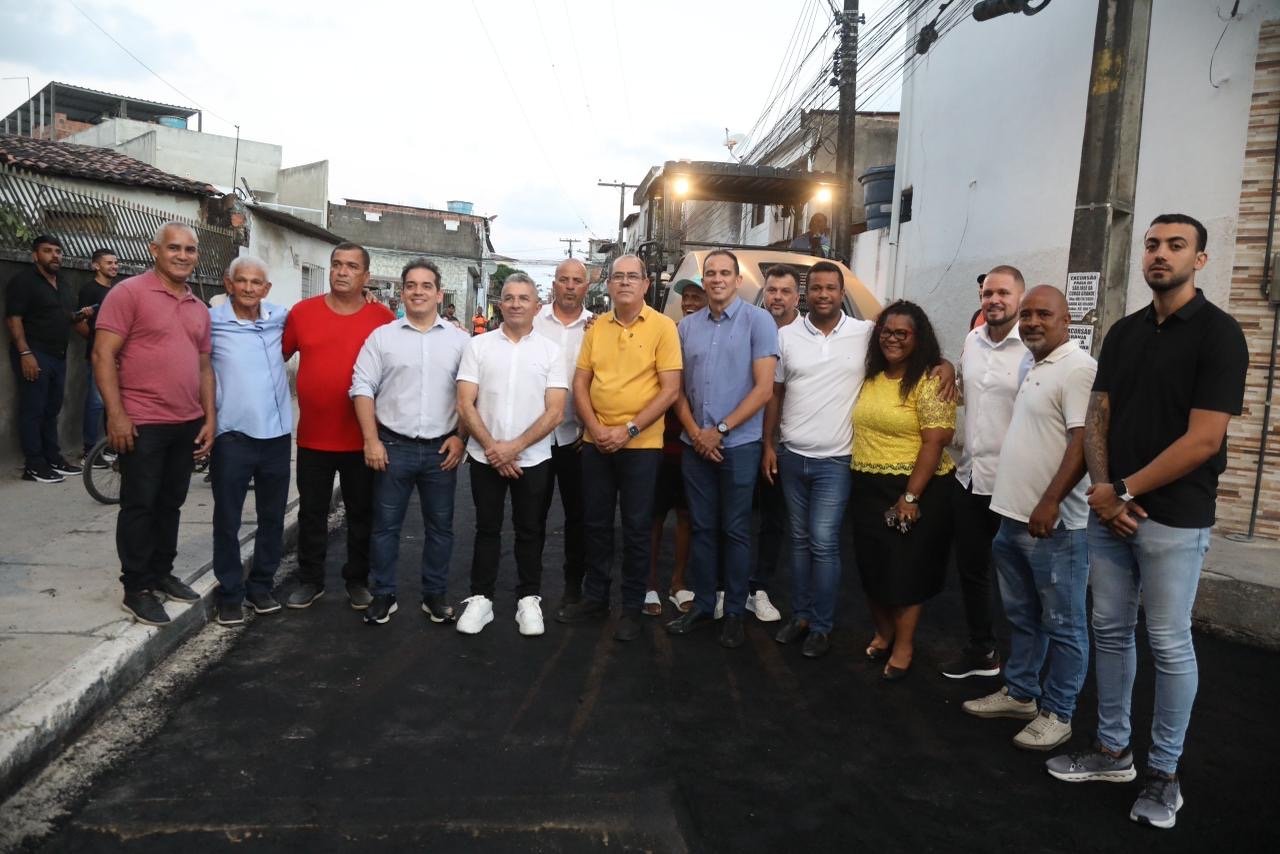 Mano Medeiros entrega requalificação da Frei Caneca, em Cajueiro Seco