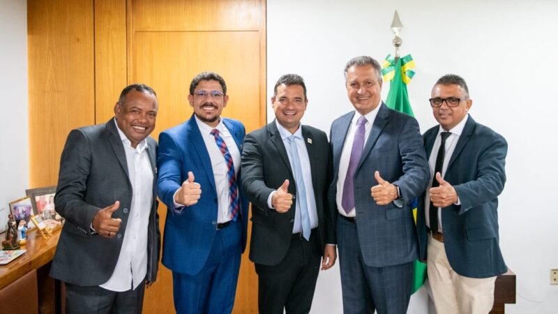 Prefeito Andrei Gonçalves e o ministro Rui Costa anunciam R$ 50 milhões do PAC para levar água tratada e saneamento a regiões históricas de Juazeiro, durante agenda em Brasília