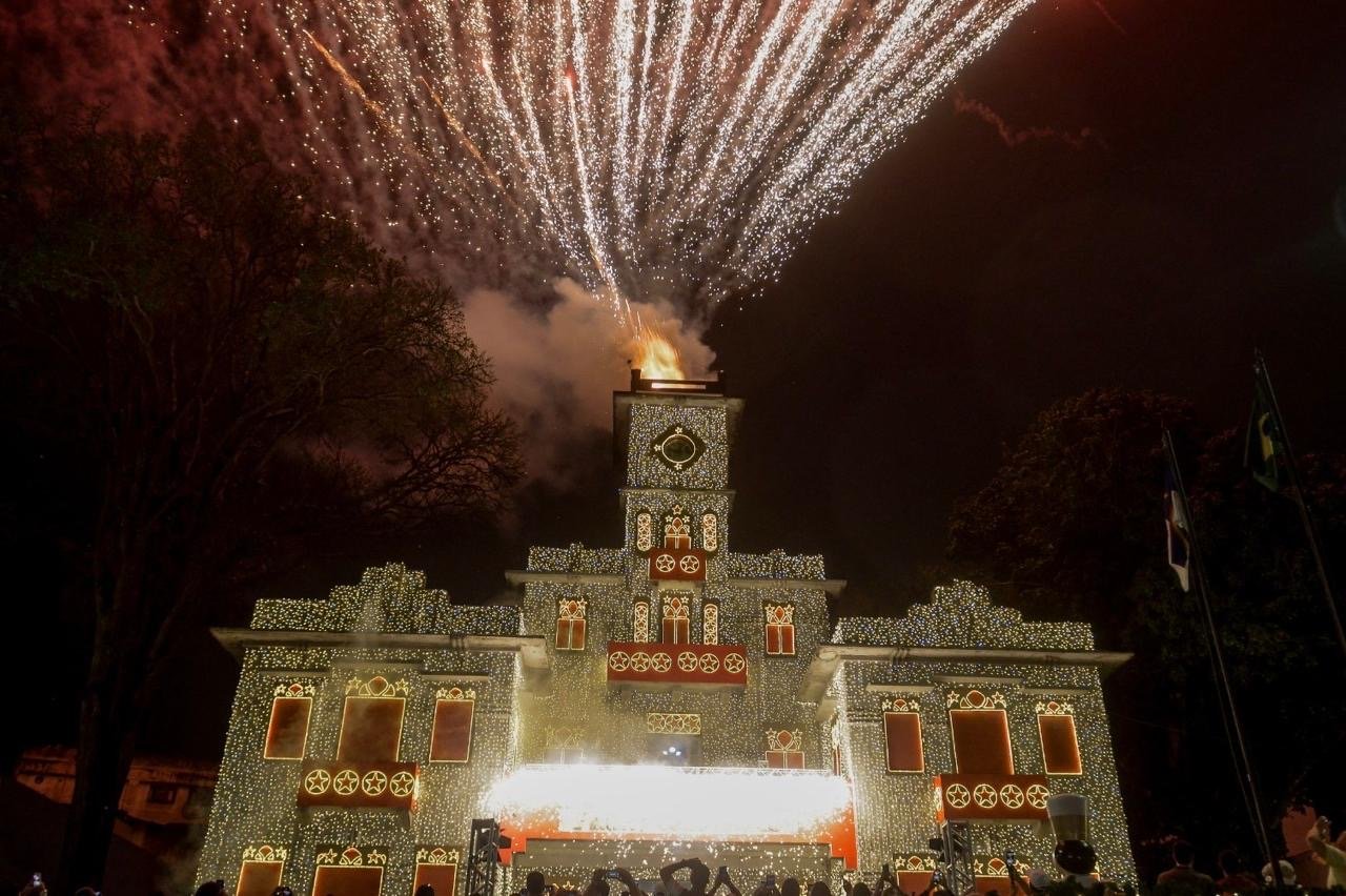 Garanhuns inicia Encantos do Natal 2025 com acendimento das luzes e show pirotécnico