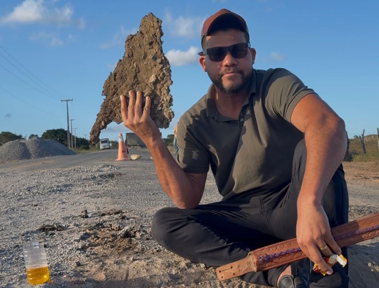 Deputado Abimael Santos expõe fragilidade do asfalto da PE-203