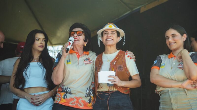 Prefeita Rorró recebe autoridades em momento histórico na Missa do Vaqueiro de Floresta