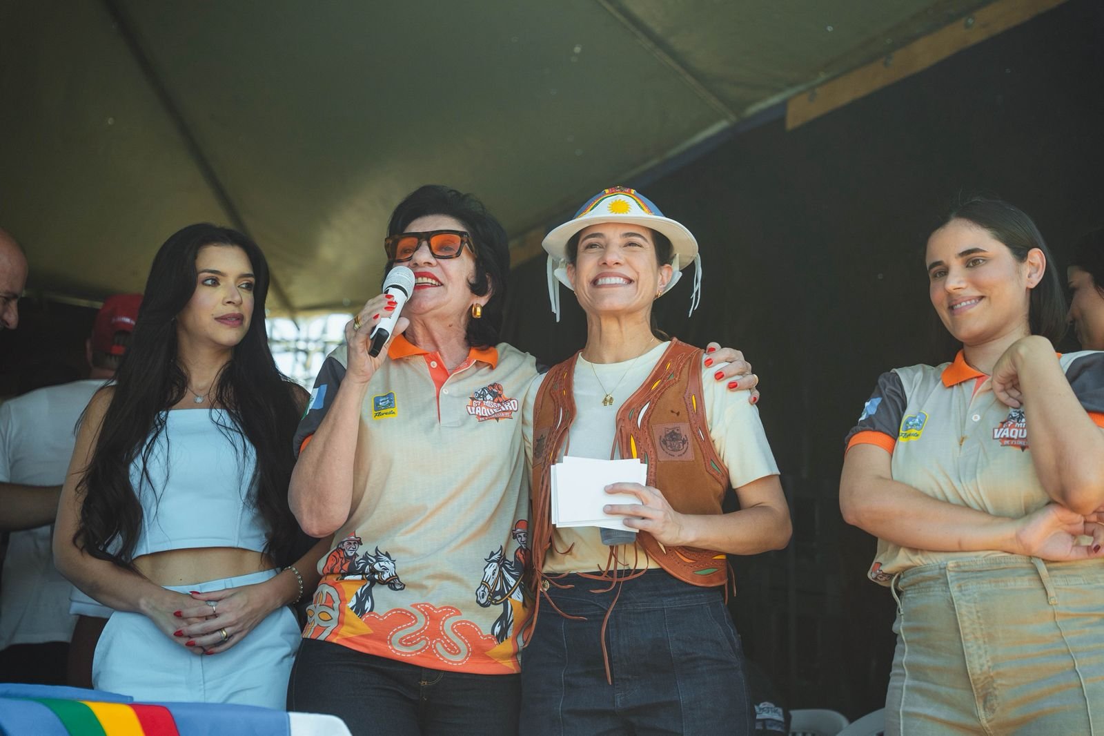 Prefeita Rorró recebe autoridades em momento histórico na Missa do Vaqueiro de Floresta