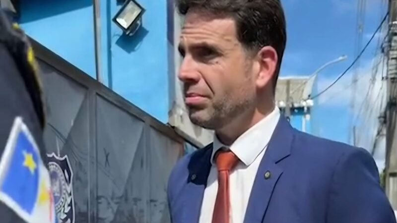 COM ORDEM DO COMANDANTE DA GUARDA MUNICIPAL, QUE ESTAVA EM EVENTO COM O PREFEITO JOÃO CAMPOS, VEREADOR EDUARDO MOURA É IMPEDIDO DE FISCALIZAR SEDE DA GCM DO RECIFE