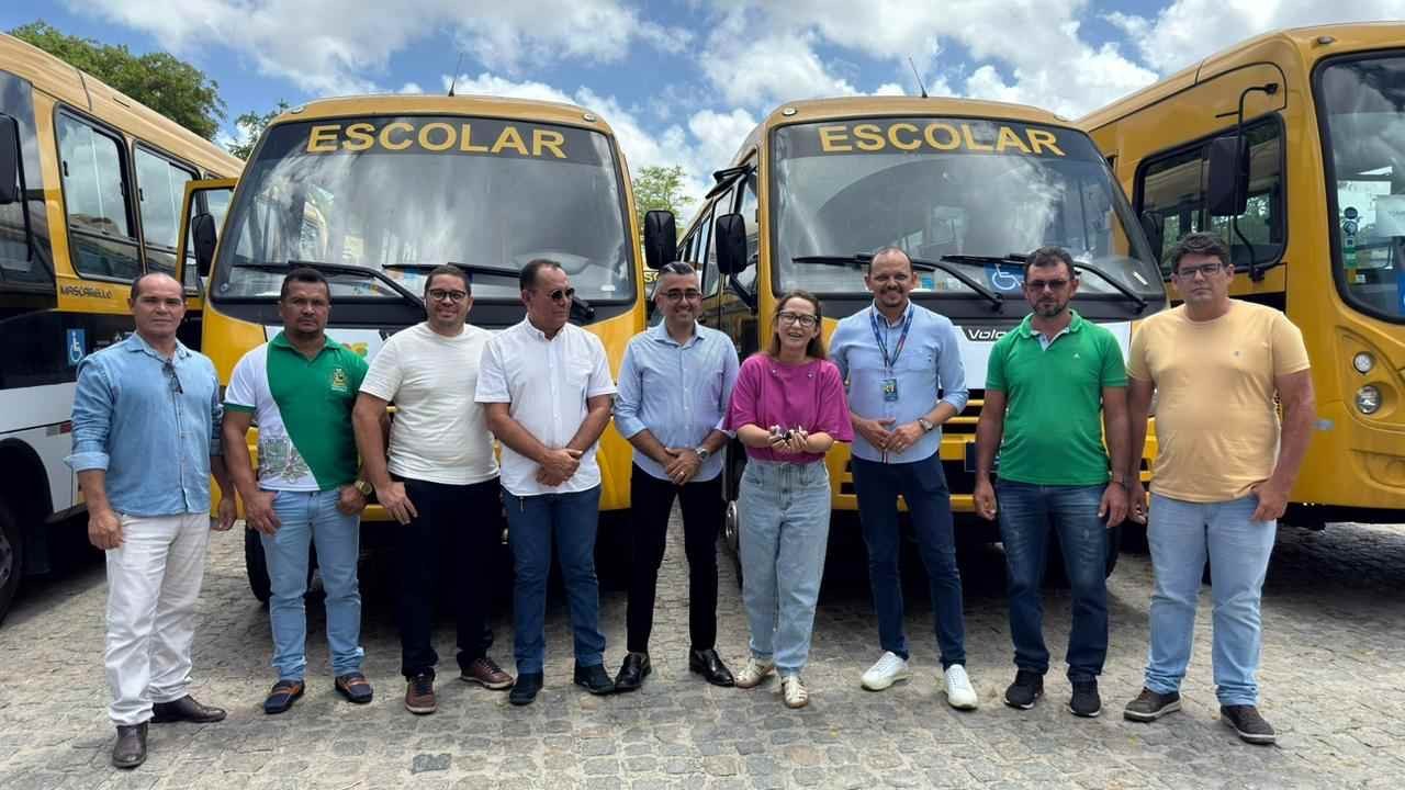 Deputada Débora Almeida garante 10 ônibus escolares para São Bento do Una e Belo Jardim