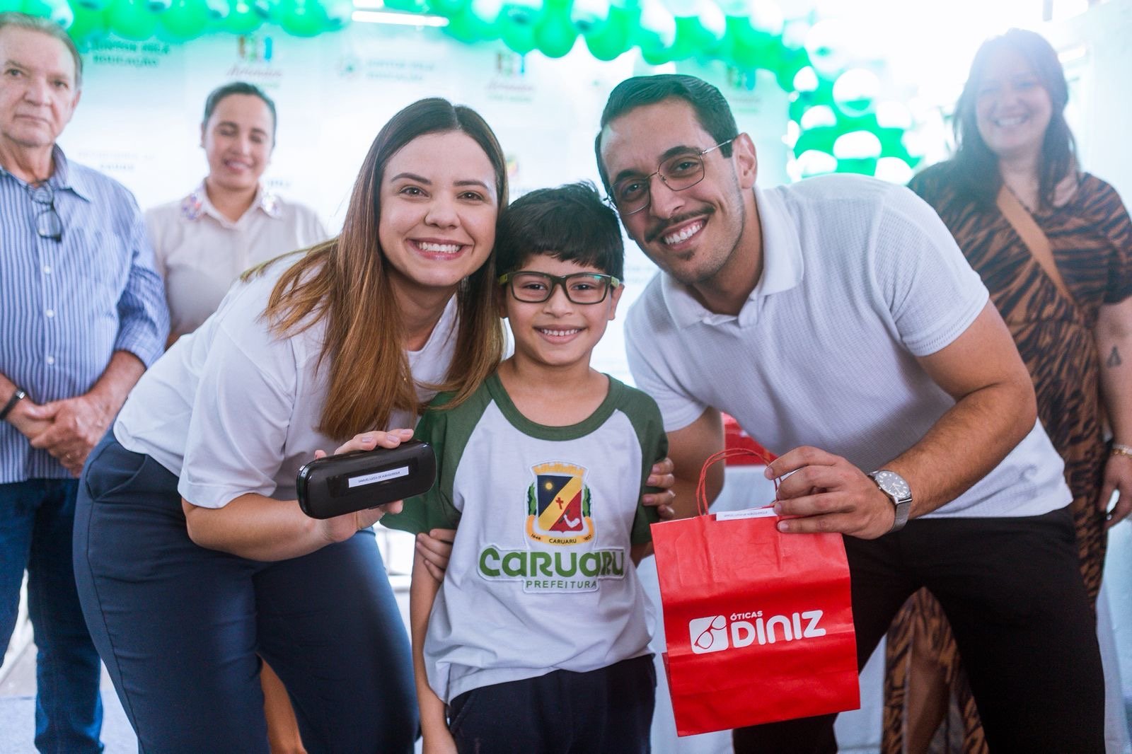 Prefeitura de Caruaru reforça investimento na educação e saúde com a entrega de 143 óculos para estudantes