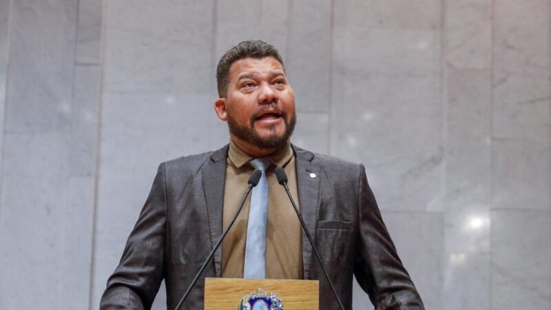 Mais uma vez, deputado Abimael Santos cobra salários atrasados de vigilantes