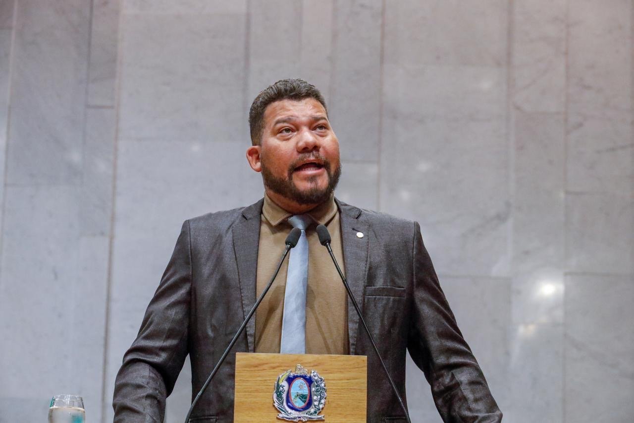 Mais uma vez, deputado Abimael Santos cobra salários atrasados de vigilantes