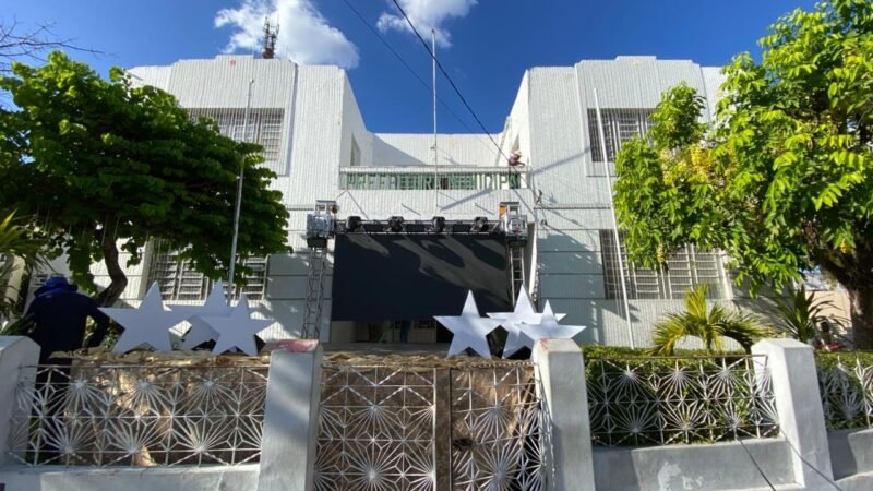 A Prefeitura de Sertânia realiza, na tarde desta quarta-feira, 03 de dezembro de 2025, a abertura oficial do Natal 2025, com a inauguração da ornamentação natalina, que neste ano traz com o tema “Luzes de um Novo Tempo”.