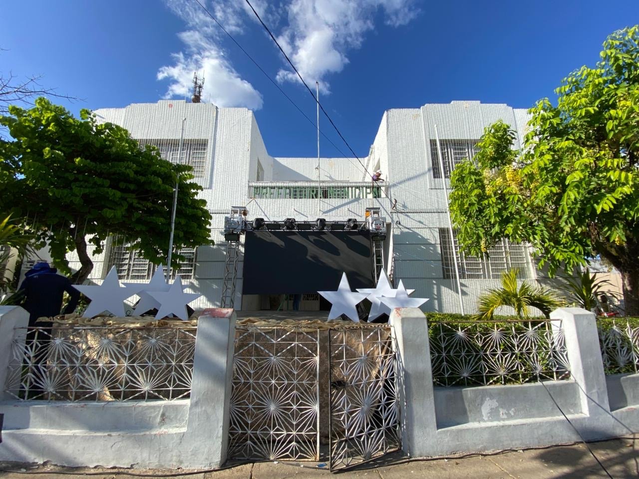 A Prefeitura de Sertânia realiza, na tarde desta quarta-feira, 03 de dezembro de 2025, a abertura oficial do Natal 2025, com a inauguração da ornamentação natalina, que neste ano traz com o tema “Luzes de um Novo Tempo”.