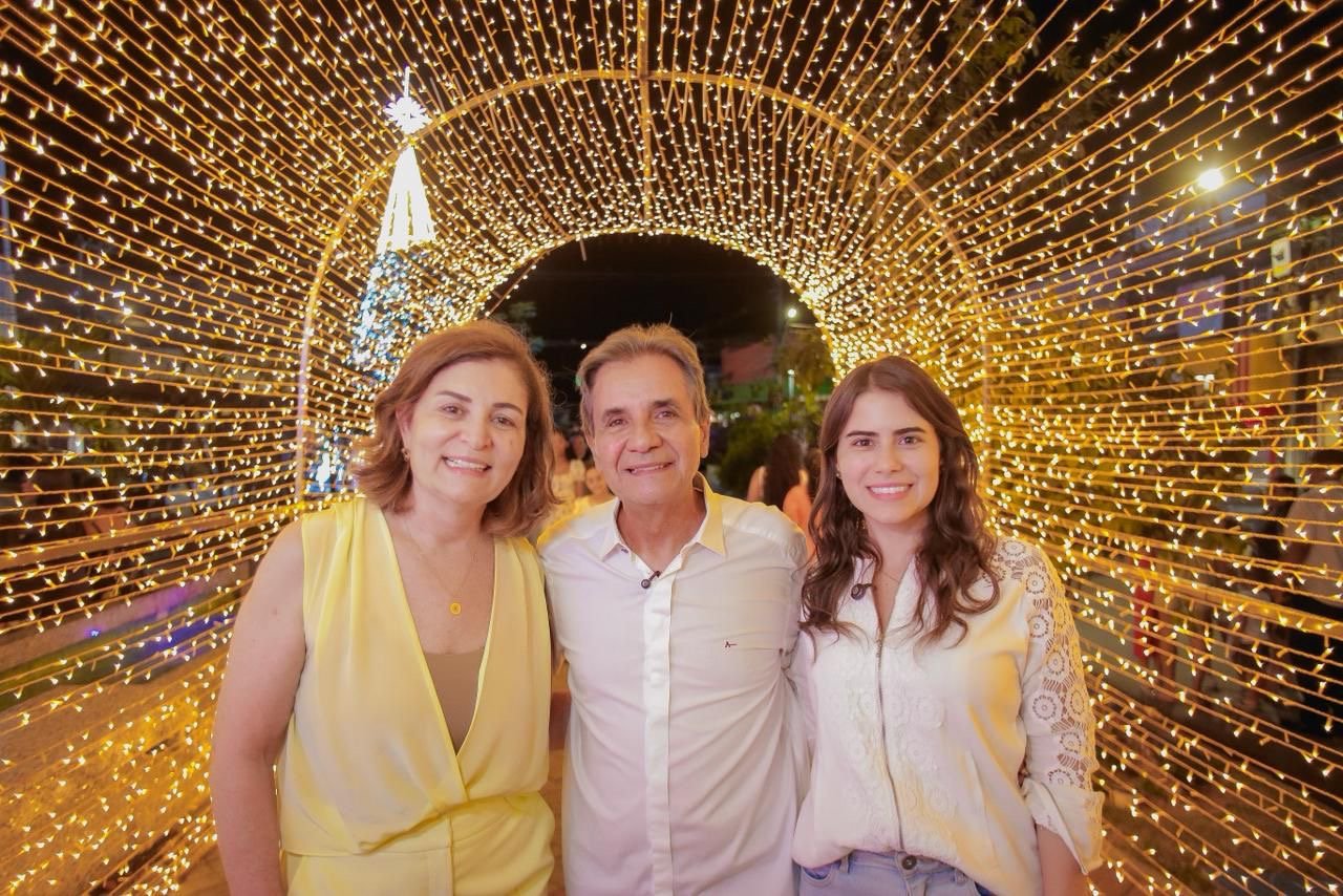 Prefeito Carlos Santana inaugura iluminação de natal em todos os distritos do Ipojuca