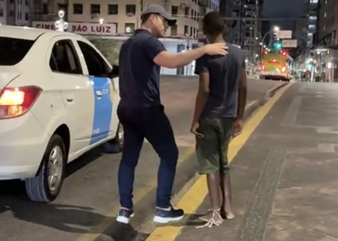 DURANTE LIVE NA INTERNET, EDUARDO MOURA IMPEDE QUE ADOLECENTE SE ATIRASSE DA PONTE DUARTE COELHO