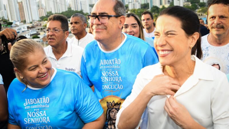 Mano e Andréa Medeiros sobem o Morro da Conceição em agradecimento e devoção