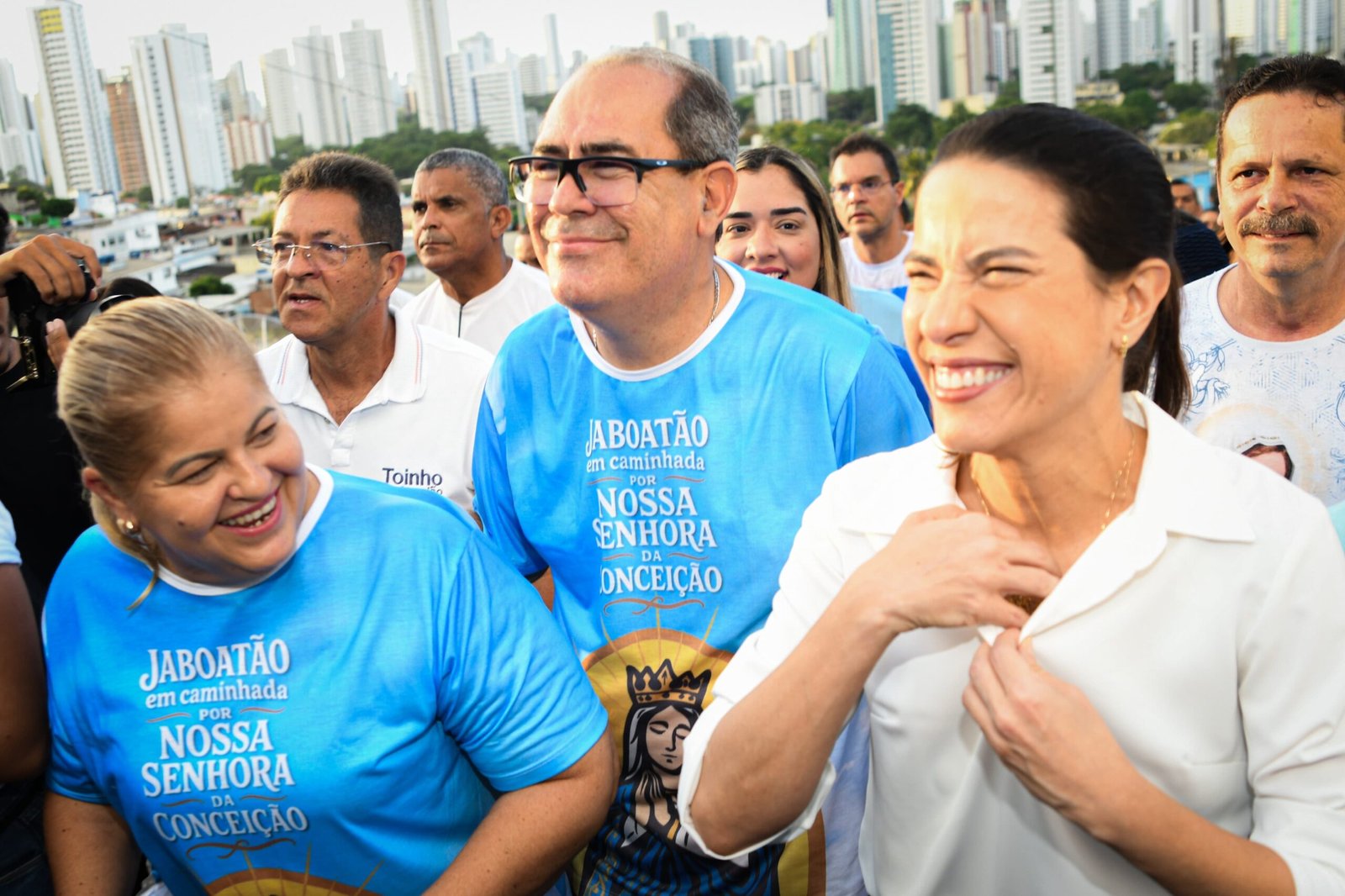 Mano e Andréa Medeiros sobem o Morro da Conceição em agradecimento e devoção