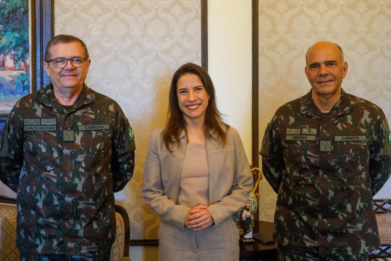 Governadora Raquel Lyra prestigia transmissão de liderança do Comando Militar do Nordeste para o general Carlos Machado e destaca parceria para Escola de Sargentos