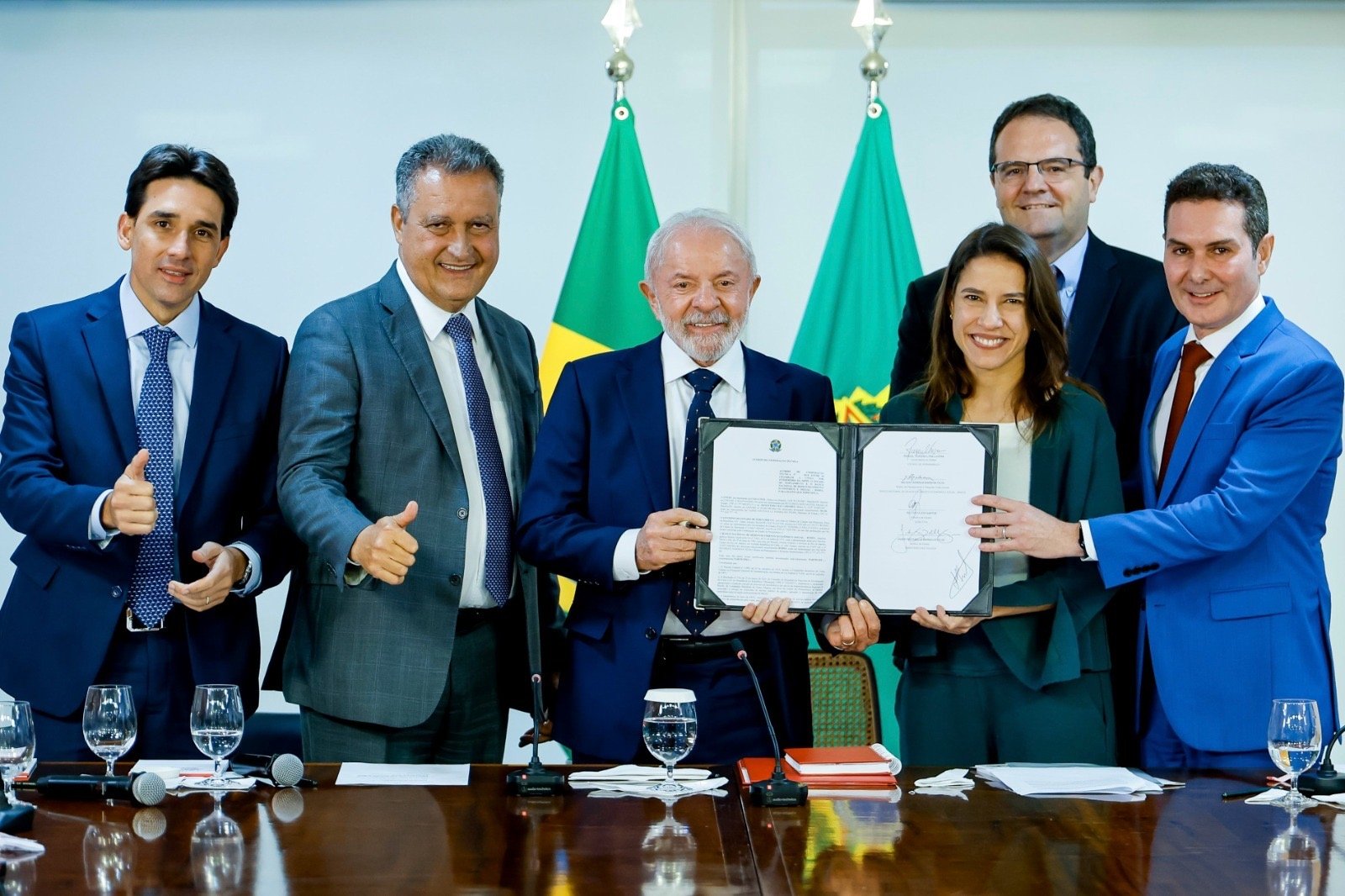 Governadora Raquel Lyra assina acordo com presidente Lula para viabilizar reestruturação do Metrô do Recife com garantia de investimento federal de R$ 4 bilhões