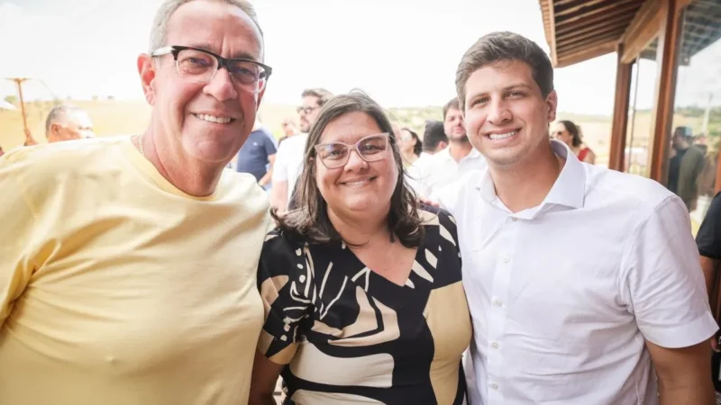 Carol Jordão lado a lado de João Campos