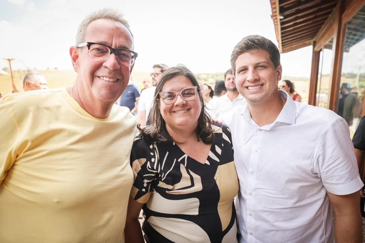 Carol Jordão lado a lado de João Campos