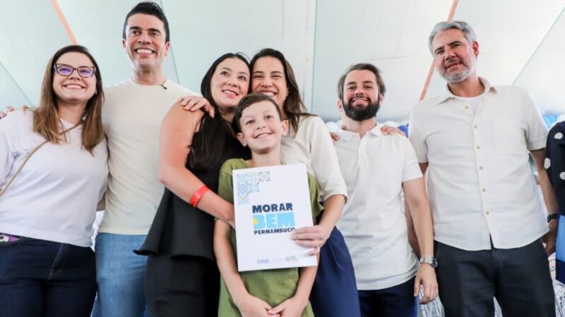 Em Caruaru, governadora Raquel Lyra entrega chaves da casa própria a 500 famílias no Condomínio Recanto das Cerejeiras