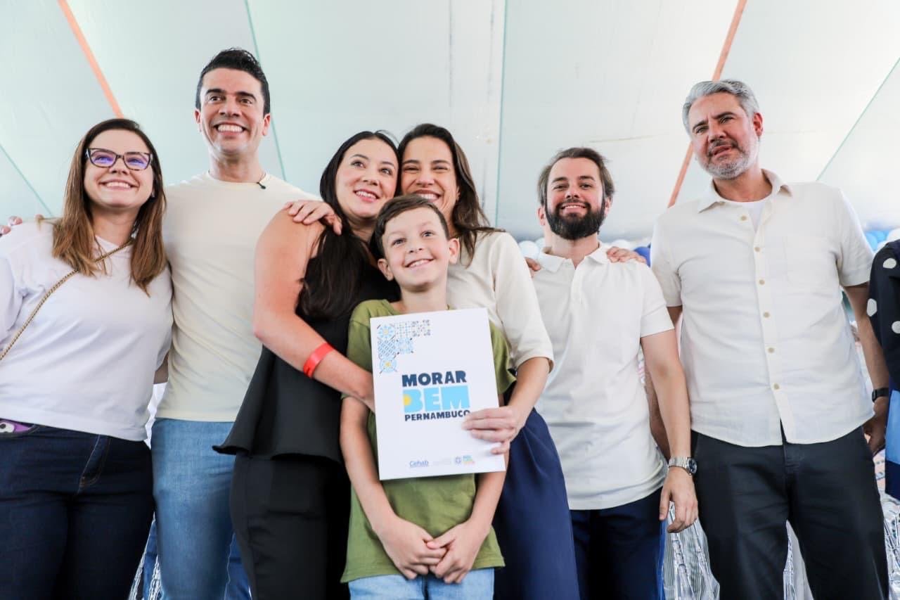 Em Caruaru, governadora Raquel Lyra entrega chaves da casa própria a 500 famílias no Condomínio Recanto das Cerejeiras