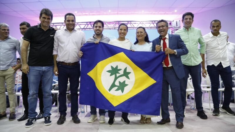 Em Feira Nova, governadora Raquel Lyra autoriza início da construção de creche e entrega nono ônibus escolar do município