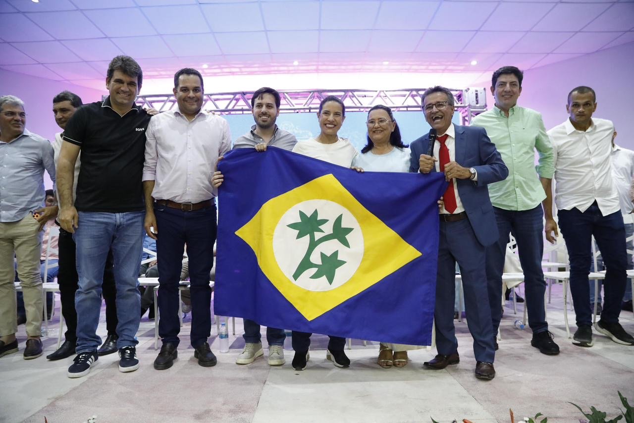 Em Feira Nova, governadora Raquel Lyra autoriza início da construção de creche e entrega nono ônibus escolar do município